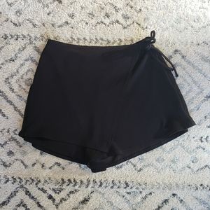 Boohoo brand black skort
